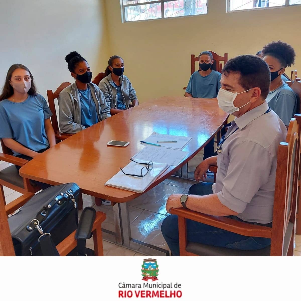 No momento, você está visualizando A Câmara Municipal de Rio Vermelho/MG, recebeu na manhã desta quarta feira, 27/10/2021, à visita do senhor Rogério psicólogo da ASSPROM, Associação Profissionalizante do Menor de Belo Horizonte/MG. Tal visita acontece mensalmente para acompanhar os jovens do programa Adolescente Trabalhador.