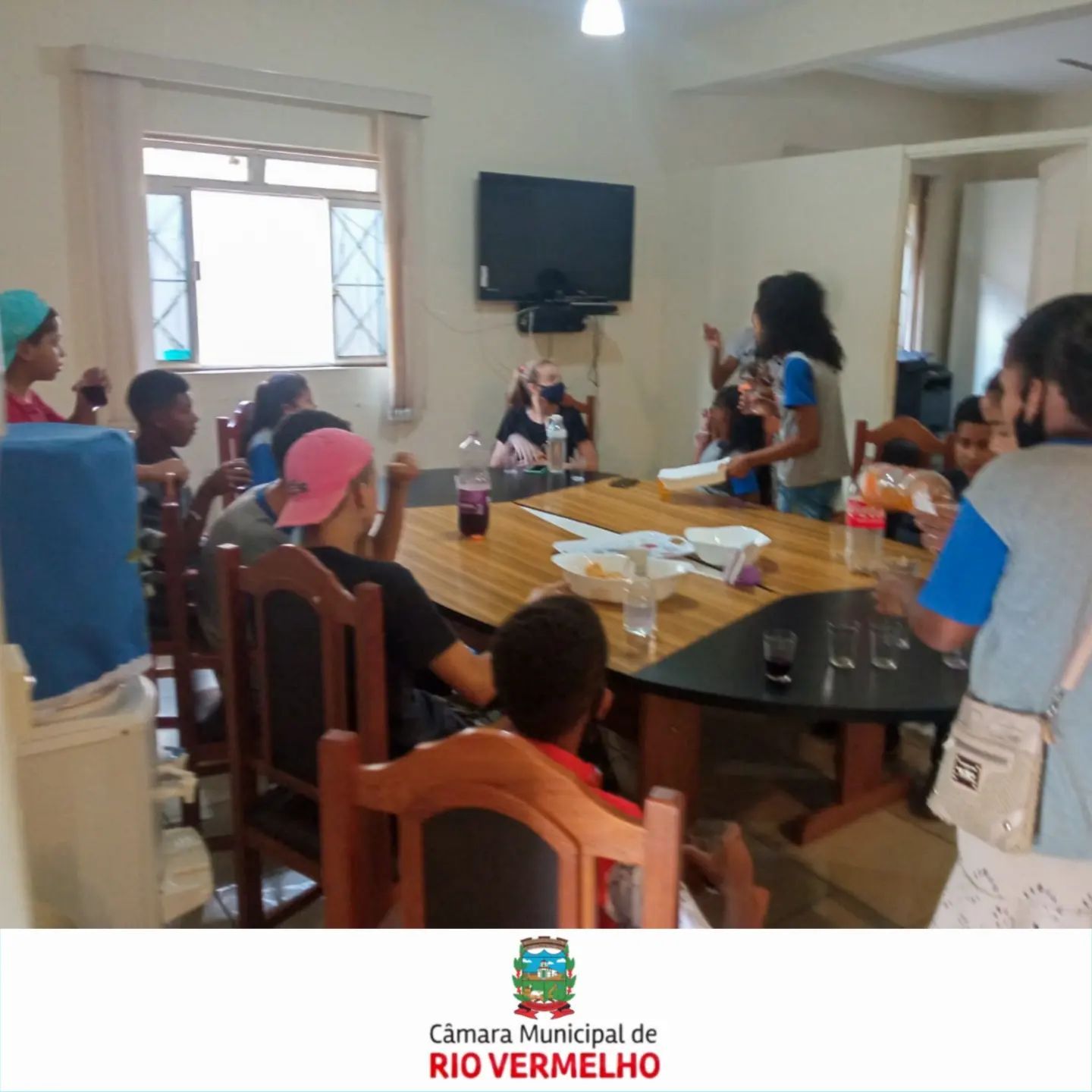 No momento, você está visualizando A Câmara Municipal de Rio Vermelho/MG, recebeu na tarde de hoje 17/03/2022 a visita dos estudantes da Escola Municipal Marcolina Lessa. Trabalho de campo ministrado pelo Professor de História Florisvaldo.