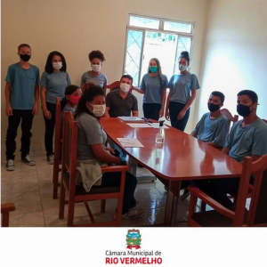 Leia mais sobre o artigo Os adolescentes trabalhadores da Câmara Municipal de Rio Vermelho/MG receberam na manhã de hoje 07/04/2022 a visita do psicólogo Rogério da Assprom (Associação profissionalizante do Menor)