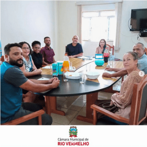 Leia mais sobre o artigo A Câmara recebe vereadores do município de Materlândia/MG.